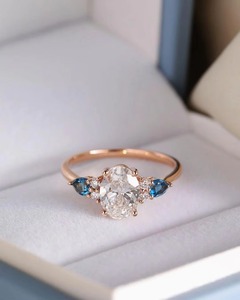 Anillo de Diamantes Clásico con Acabado en Oro Blanco, Joyería de Boda Atemporal para Novias y Celebraciones de Aniversario en Venta - Product Image 2