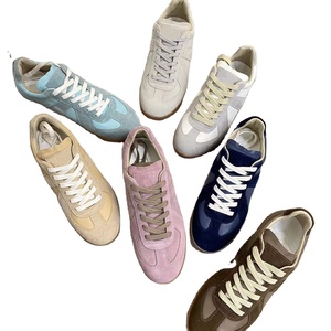 Chaussures de sport d'entraînement allemandes 2026 en cuir de vachette souple, légères et respirantes, unisexe, à semelle plate, personnalisables - Product Image 1