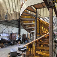 Zeitgenössisches Luxus-Wohnhaus-Treppensystem mit Gebogener Treppe, Gehärtetem Glasgeländer und Holzstufen