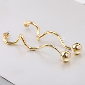 Pendientes con forma de onda, cuentas redondas de 10 mm, aleación de zinc chapada en oro, diseño asimétrico de moda para mujer - Product Image 1