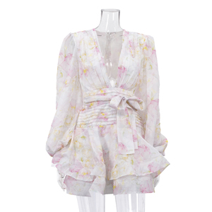 <span class=keywords><strong>Vestido</strong></span> <span class=keywords><strong>corto</strong></span> de mujer con cremallera trasera, hombros acolchados, cuello en V profundo, <span class=keywords><strong>manga</strong></span> <span class=keywords><strong>larga</strong></span> abullonada, volantes en capas y estampado floral, con cinturón - Colección Verano 2026 - Product Image 4