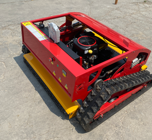 Tondeuse à gazon professionnelle télécommandée sur chenilles, à batterie, avec coupe à fléaux et éjection arrière, rouge et jaune - Product Image 2