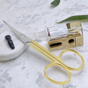 Tijeras de Cejas Curvas de Acero Inoxidable de Alta Calidad con Hoja Afilada y Mango Ergonómico para Diestros, Ideales para Cuidado Personal - Product Image 3