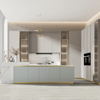 Ensemble d'armoires de cuisine modernes en verre haute brillance, écologiques, avec éclairage intégré, rangement intelligent en coin et solutions de garde-manger dissimulées