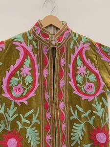 Manteau Bohème en Velours Brodé Main Style Suzani Floral, Veste Chaude Ouzbek, Vêtement d'Extérieur pour Festival Folklorique, Cadeau pour Elle, Inde - Product Image 4