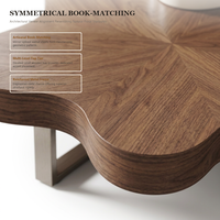 Ensemble de tables basses en bois assorti à la veine du bois, forme nuage irrégulière, base en métal doré, design emboîtable, intérieur moderne