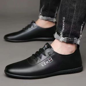 Chaussures basses en cuir PU confortables anti-dérapantes style de marche respirant à lacets baskets décontractées pour hommes - Product Image 3