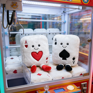 Peluche de póker personalizado y adorable, juguete de peluche de 20 cm con diseño de cartas, venta al por mayor para tiendas de regalos infantiles - Product Image 1