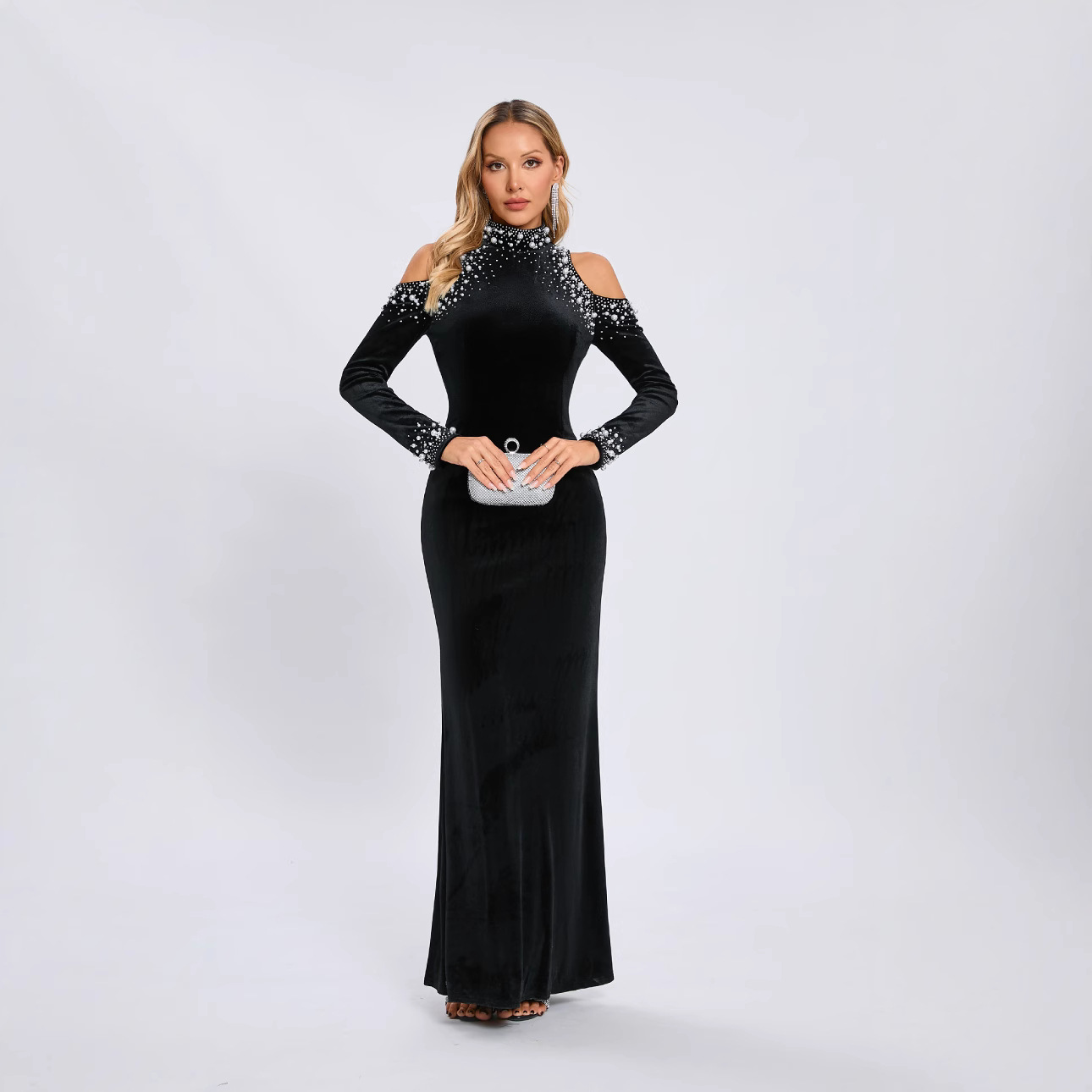 Estilo Chic y Comodidad en vestido de terciopelo negro manga larga