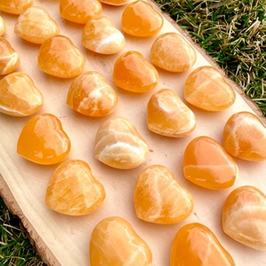 หินแกะสลักรูปหัวใจจากคริสตัลธรรมชาติขัดเงาแบบเป็นมิตรต่อสิ่งแวดล้อม ขายส่ง หินแคลไซต์สีส้มรูปหัวใจ สำหรับเป็นของขวัญตามหลักฮวงจุ้ย - Product Image 3
