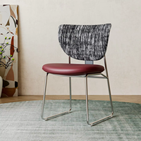 Chaise de salle à manger minimaliste moderne, structure en acier inoxydable, assise en similicuir, dossier rayé, utilisation domestique et hôtelière, mobilier