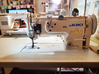 Machine à coudre industrielle à plat Juki DNU-1541 à aiguille simple, entraînement intégré, crochet rotatif double capacité pour la couture industrielle.