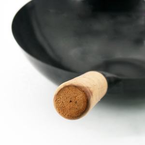 <span class=keywords><strong>Wok</strong></span> de esmalte de hierro fundido con mango de madera, sartén redonda de <span class=keywords><strong>32</strong></span> <span class=keywords><strong>cm</strong></span>, característica saludable, material de acero inoxidable y acero al carbono - Product Image 4