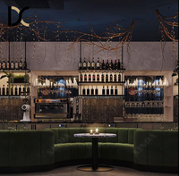 Canapé banquette capitonné en velours vert à cannelures courbes, table ronde à plateau en terrazzo bleu pour restaurant, bar à vin ou lounge aux tons sombres