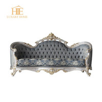 Fauteuil en tissu velours bleu de style classique de luxe pour salon, design vintage fantaisie, chaise en bois vintage italienne