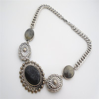Collier chaîne à maillons en alliage de zinc plaqué argent antique traditionnel pour femme avec design statement en matrice noire
