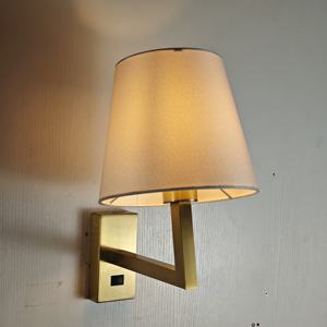 Lámpara de Cabecera Individual para Habitación Estándar King Size <span class=keywords><strong>del</strong></span> Hotel Holiday Inn H5 by IHG - Product Image 3