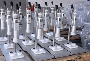 High Quality <b>Perfume</b> Making Processing 4 Heads <b>Perfume</b> Filling Machine 4 Nozzles Vacuum Filling Machine for Liquid - Product Image 5