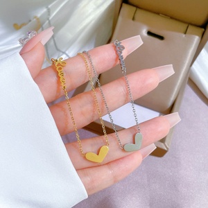 Collar de cadena de bambú unisex de estilo deportivo con colgante de corazón de cobre de cuerpo completo, diseño minimalista, estilo 'English Love Furnace' y oro auténtico. - Product Image 4