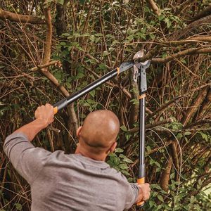 กรรไกรตัดกิ่งไม้ Fiskars รุ่น Ratchet Drive Anvil Lopper ขนาด 32 นิ้ว สำหรับงานหนัก ตัดได้สูงสุด 2 นิ้ว ด้ามจับแบบยึดติด ใช้งานง่าย บีบง่าย รับประกันตลอดอายุการใช้งาน - Product Image 1