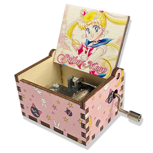 Personalisierte Musik und Design Sailor Moon Cartoon Druck Handkurbel Holz-Spieluhr Quadratische Form 60 Sekunden Spielzeit Beliebtes Geschenk - Product Image 1