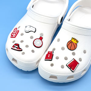 Usine personnalisée 2D PVC caoutchouc souple <span class=keywords><strong>pendentif</strong></span> <span class=keywords><strong>jeux</strong></span> <span class=keywords><strong>de</strong></span> sport décor sabot breloques balles <span class=keywords><strong>de</strong></span> basket-ball chaussures breloques - Product Image 3