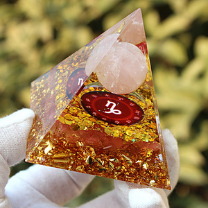 Pyramide en résine de cristal Capricorne 6 cm, décoration d'intérieur, artisanat artistique, ornement de bureau - Product Image 2