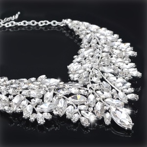 مجموعة مصنوعة من قلادة و آذان من كريستال أبيض أنيق - أحجار الزينة من السبيد لأولاد النكاح في المناسبات الرسمية - Product Image 4