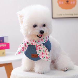 Baberos para mascotas, tanto para gatos como para perros, incluyendo baberos triangulares, baberos con lazo floral y accesorios para mascotas con temática vaquera. - Product Image 2