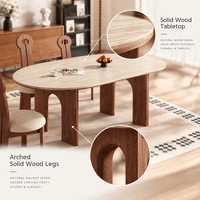 Table à manger ovale contemporaine en travertin, avec pieds en bois de frêne cintrés et plateau en pierre frittée, pour une décoration intérieure élégante