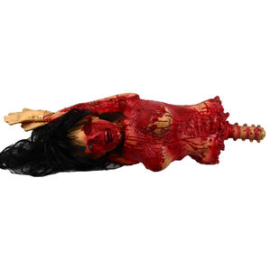 Décoration de torse de zombie féminin sanglant en latex pour Halloween, avec visage semi-avarié et colonne vertébrale exposée, accessoire double usage à suspendre ou ornement de table - Product Image 3