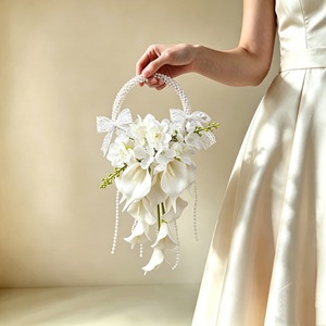 Bouquet da sposa a cascata con calla in poliuretano e perle artificiali, fiori da matrimonio a mano, per San Valentino - Product Image 3
