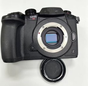 Appareil photo numérique Lumix GH5S à capteur CMOS quatre tiers, 4K, 10MP, en vente flash - Product Image 1