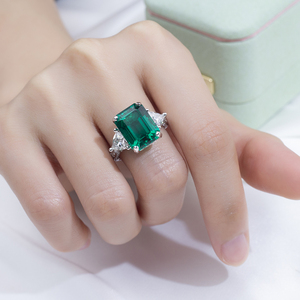 แหวนแฟชั่นมรกตทรงเหลี่ยมทองคำ 18K รุ่น MSR-1816 จาก Messi Jewelry แหวนมรกตแล็บ แหวนหมั้นสำหรับผู้หญิง - Product Image 4