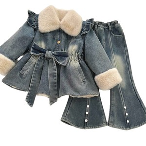 Set Invernale per Bambine in Denim Foderato in <span class=keywords><strong>Pile</strong></span>, Cappotto con Collo in Pelliccia Sintetica e Coulisse in Vita, Pantaloni a Zampa con Decorazioni di Perle, Completo Due Pezzi - Product Image 5