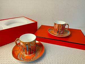 Service à café en porcelaine fine avec motif équestre orange et bordure dorée, 2 pièces, décoration élégante pour la maison - Product Image 4