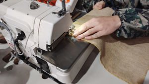 Vente en gros <span class=keywords><strong>de</strong></span> rouleaux <span class=keywords><strong>de</strong></span> tissu <span class=keywords><strong>de</strong></span> <span class=keywords><strong>jute</strong></span> naturel 100% teint pour sacs et housses, accessoires <span class=keywords><strong>de</strong></span> mode pour filles - Product Image 6