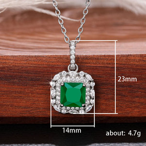 Collana con ciondolo irregolare verde per donna, catena da collo alla moda in stile esotico - Product Image 6