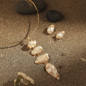 Conjunto de collar de perlas barrocas de agua de mar hechas a mano para mujer con gargantilla de latón chapado en oro y pendientes de plata 925 con corte rosa. - Product Image 6