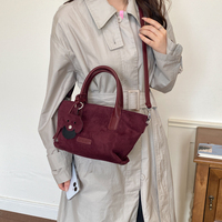 Sac fourre-tout mini en faux daim tendance pour femme avec détails en cuir contrastant, bandoulière amovible et pendentif chiot en option