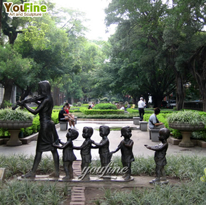 Tượng điêu khắc bằng đồng hiện đại ngoài trời, mô hình giáo viên và trẻ em chơi đàn violin, kích thước như người thật - Product Image 4
