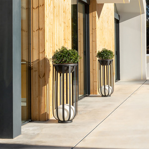 Jardinière d'extérieur moderne avec capteur de mouvement, lumière LED blanc chaud, cadre en bronze, alimentée par batterie, résistante à l'eau IP65 pour jardin et terrasse - Product Image 1
