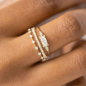 Set di Anelli di Fidanzamento di Lusso a Tre Pezzi per Donne, Gioielli alla Moda per Anniversario - Product Image 2