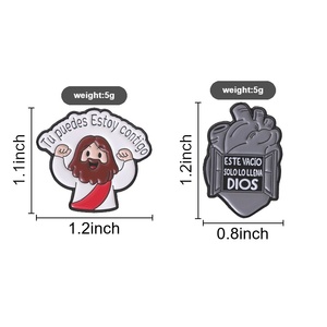 Spilla smaltata con motivo religioso spagnolo di Gesù, design a cartone animato, con <span class=keywords><strong>la</strong></span> frase 'Tu Puedes Estoy Contigo' e finestra a cuore, con <span class=keywords><strong>la</strong></span> frase 'Este <span class=keywords><strong>Vaco</strong></span> Solo Lo Llena Dios', distintivo/medaglia. - Product Image 2