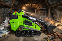 Mini-chargeuse compacte jaune 4x4 avec rétrocaveuse et chargeur frontal, moteur Euro 5 certifié CE ISO EPA pour travaux agricoles et de construction en terrain accidenté