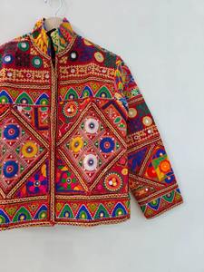 Ventes en gros de blazers élégants, une œuvre d'art portable inspirée de l'artisanat traditionnel d'Asie centrale, disponible à la vente - Product Image 4