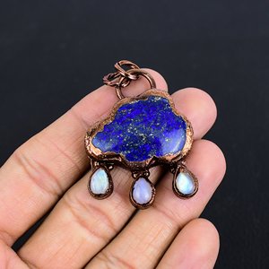 Pendentif en fil de cuivre fait main avec nuage naturel Lapis Lazuli pierre de lune style classique prix de gros pour les femmes - Product Image 1