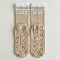 Chaussettes de Pilates personnalisées à double bord côtelé, logo brodé sur mesure, chaussettes antidérapantes en silicone personnalisées