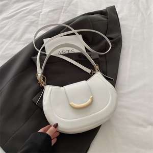 Sac à bandoulière minimaliste à boucle en métal pour femme - Product Image 2