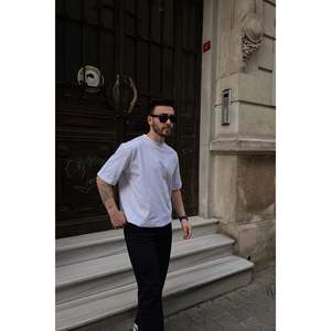 T-shirt blanc uni avec étiquette personnalisée, vêtement vierge doux avec impression sérigraphiée au dos, caractéristiques compressées - Product Image 1